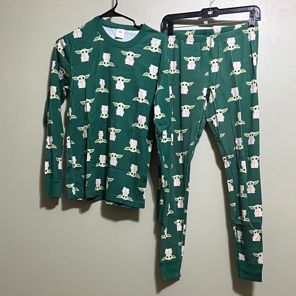 Hanna Andersson Green Pajama Set with Grogu print